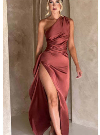 Abito in Raso Monospalla con Spacco – Elegante Schiena Nuda