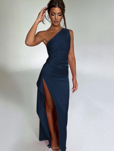 Abito in Raso Monospalla con Spacco – Elegante Schiena Nuda